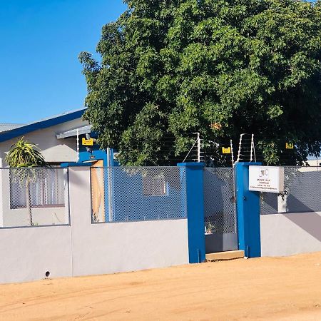 Mo-Nize Villa Guesthouse Otjiwarongo Exterior foto